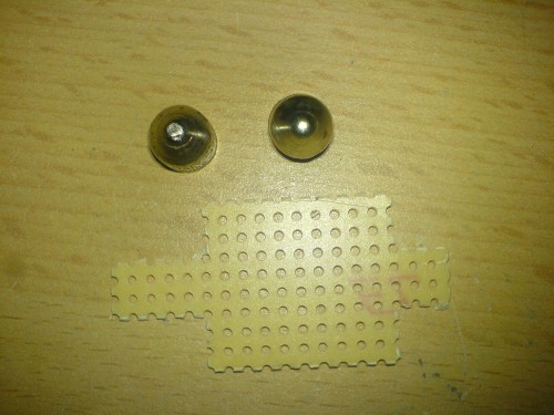 dan nehmen wir uns die metall anschlüsse von der alten Lampe und die Platine