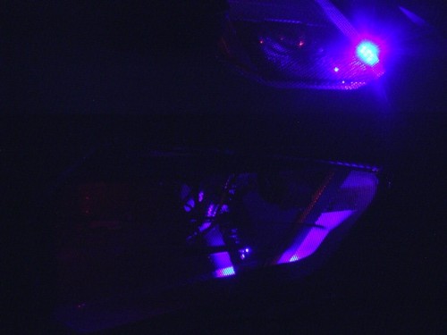 Hier gut zu sehen die Blauen Led's im Deckel sowie im Innenraum des gehäuse.