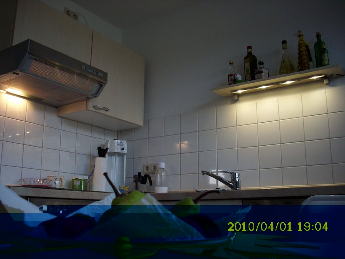 DSCI0260_cut.jpg (693.7 KiB) 29469 mal betrachtet Vergleich 25W-Kerzen-Glühlampe vs. 5,6-Watt (ab Steckdose) LED-Leiste (4x Cree XR-E @ 350 mA, 4,5W gehen in die LEDs + KSQ, 380-390 mW davon in die KSQ, wobei davon wiederum allein 300 mW in den Basis-Vorwiderstand des PNP-Transistors gehen...)<br /><br />Die LED-Leiste is heller als die Glühlampe und das weiß ist etwas soviel neutralweißer als es auf dem Fotos wirkt, wie die Glühlampe warmweiße ist, als sie auf dem Foto wirkt :-)