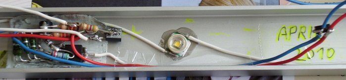 DSCI0240_cut.jpg (308.35 KiB) 29476 mal betrachtet Eine der LEDs + Ultra-Low-Drop-KSQ im Detail, hier habe ich den Shutdown-Anschluss von einem Bild weiter oben durch einen enable-Anschluss ersetzt, da sonst im Shutdown-"Betrieb" ca. 300 mW sinnlos in Wärme umgesetzt worden wären, die ca. 300 mW nimmt die KSQ selbst nun erst dann auf, wenn die Pull-Up-Widerstände über den hier zusätzlich verbauten (PNP-)Transistor (rechts oben) mit 12V verbunden werden.<br />Die 300 mW fallen bei den beiden parallel geschalteten Basis-Vorwiderständen (2x 1,2kOhm) an. Weitere ca. 30 mW am 4k7 pull-up für den MOSFET.