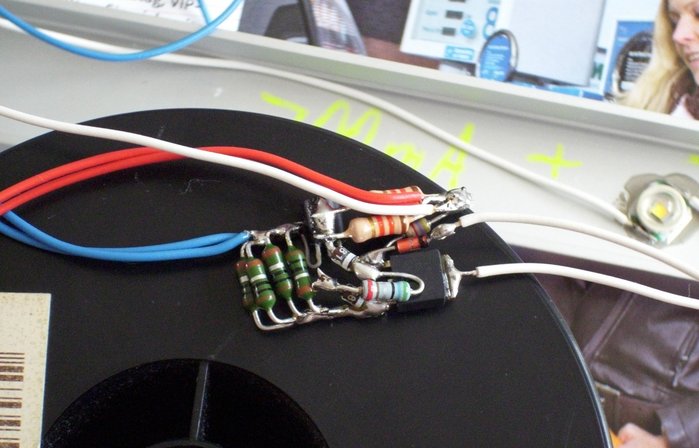 DSCI0236_cut.jpg (794.47 KiB) 29470 mal betrachtet Ultra-Low-Drop-KSQ im Detail --- die KSQ basiert auf meiner Idee der 2-Transistor-KSQ mit 1N4148, im zugehörigen Thread wurde dann eine Schottky-Diode vorgeschlagen und von Beatbuzzer schließlich 2 Schottky-Dioden in Reihe, ich habe noch 5,6 ohm mit in Reihe geschaltet, die 1N4141, die hier zu sehen ist, ist nur für einen Shutdown-Anschluss gedacht und kann entfallen.