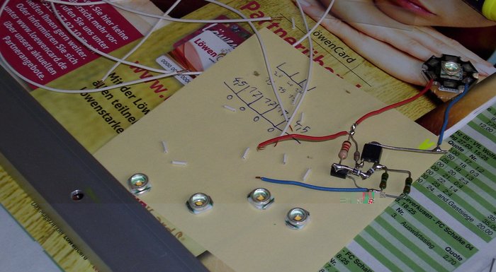 DSCI0040_cut.jpg (410.76 KiB) 29470 mal betrachtet Einige Cree XR-E mit abgeknipsten Ecken (eigentlich nicht notwendig, da die Alu-Leiste eloxiert ist, dem traue ich aber nicht). Beim Abknipsen in einen weitgehend abgedeckten Behälter knipsen, kann sonst ins Auge gehen!!!