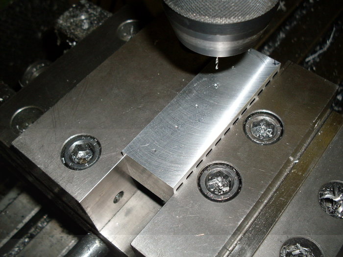 Kühlkörper bohren.jpg (338.27 KiB) 13244 mal betrachtet Erst mal Bohren...