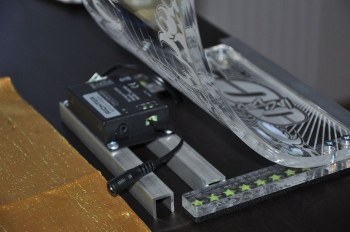 Anschlussseitig Controller zu RBG Leiste, Stecker auf der linken Seite ist für die IF Fernbedienung