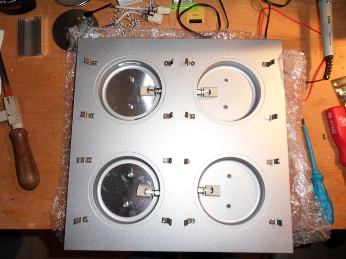 Die vierer Deckenlampe, schon ein wenig zerlegt. Da waren vier mal 40 Watt vorgesehen.