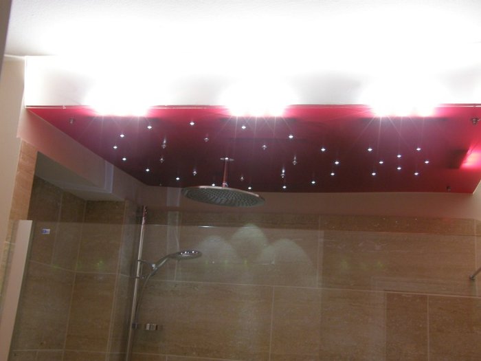 P6100268.jpg (54.02 KiB) 43610 mal betrachtet Die Decke hängt und leuchtet.