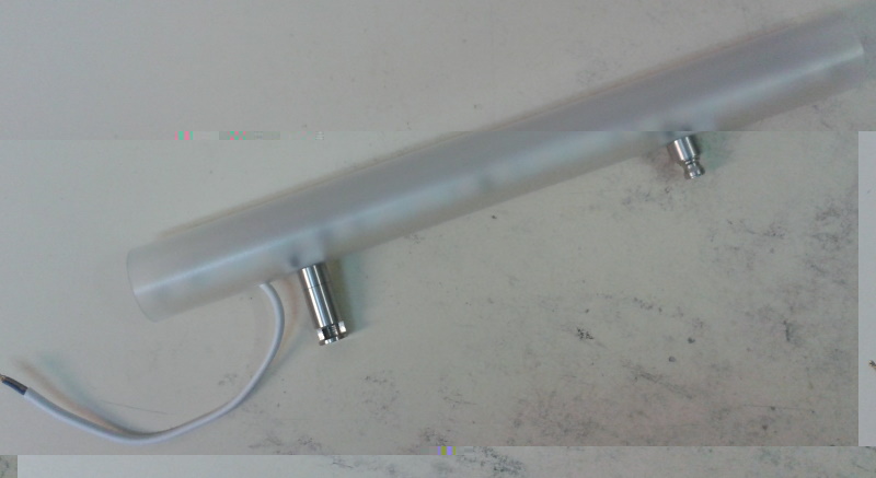 Montieren der gekauften Halterungen. Diese sind zweigeteilt. Ein Teil wird an den Spiegel und der andere Teil an die Lampe geschraubt.