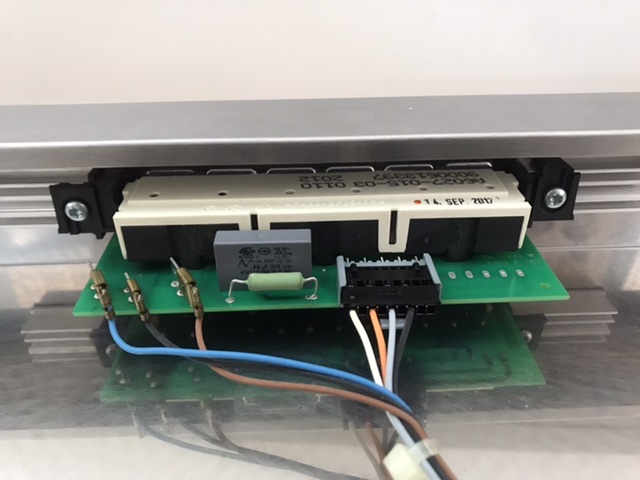 Bedienmodul (Außenseite mit Licht- und Lüfterschaltern bzw. „Bedienköpfen“)